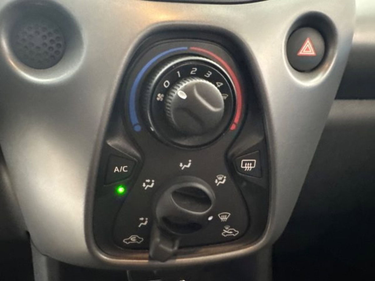 Toyota Aygo Connect 1.0 VVT-i 72 CV 5 porte x-cool (17)
