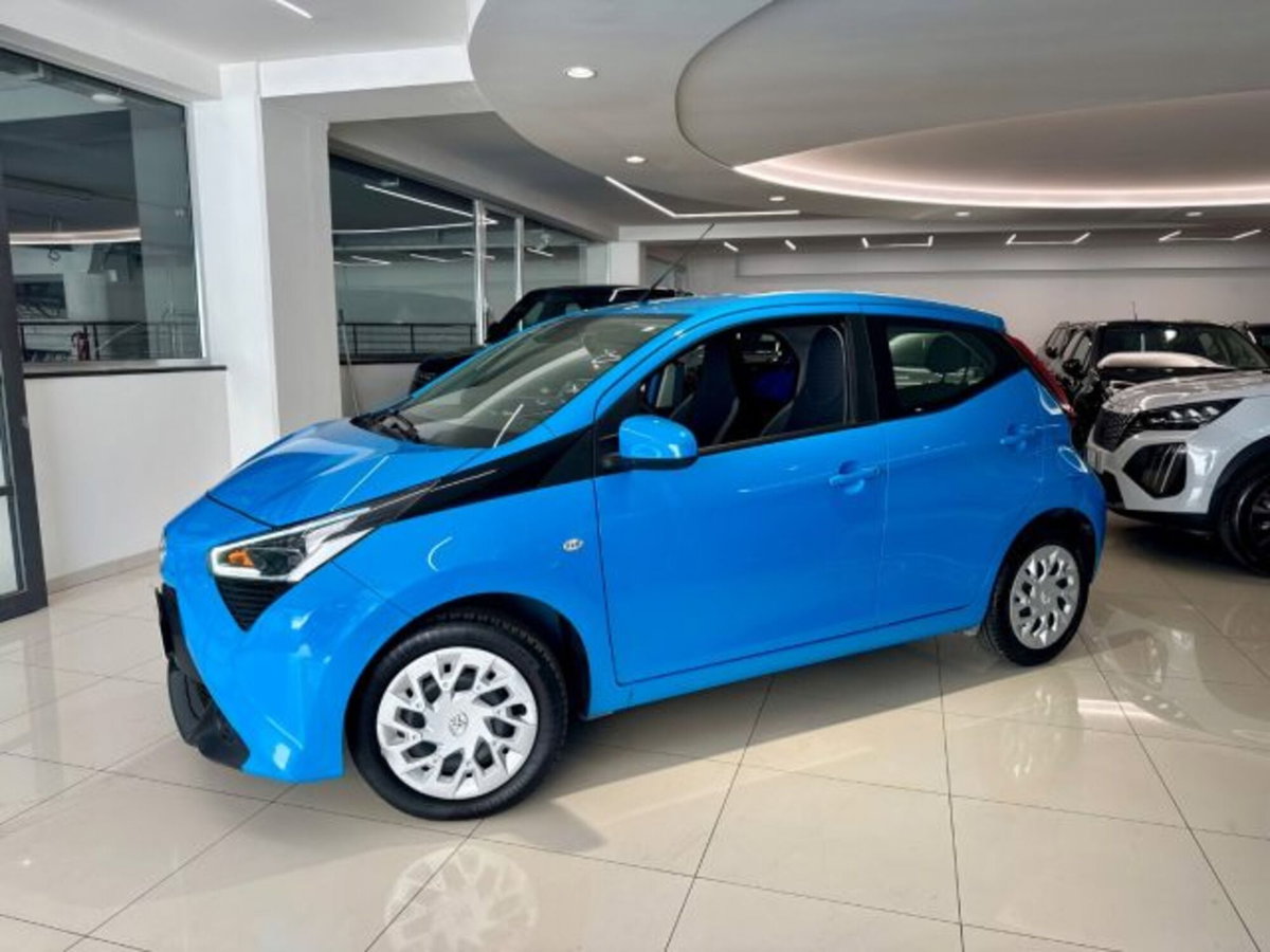 Toyota Aygo Connect 1.0 VVT-i 72 CV 5 porte x-cool (2)