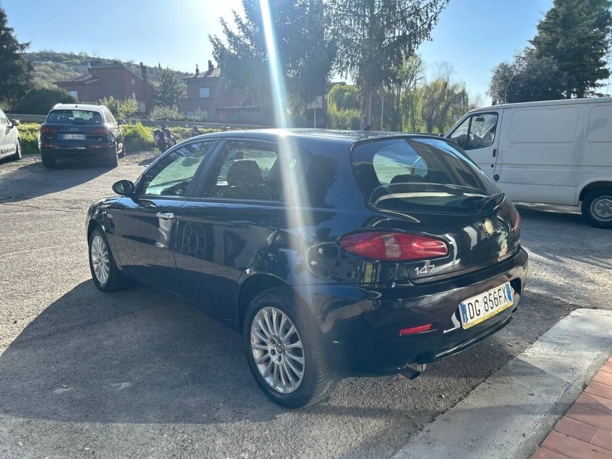 Alfa Romeo 147 1.6 16V TS (105) 5 porte Black Line (4)