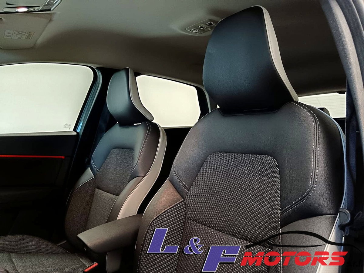 Renault Captur Plug-in Hybrid E-Tech 160 CV Intens (17)