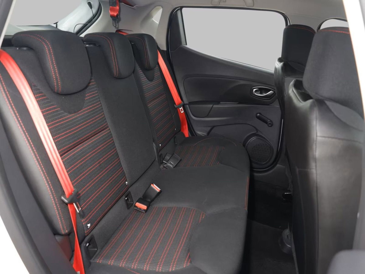Renault Clio TCe 220CV EDC 5 porte Energy R.S. Trophy (16)
