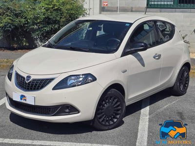 Lancia Ypsilon 1.0 FireFly 5 porte S&S Hybrid Ecochic Silver usata