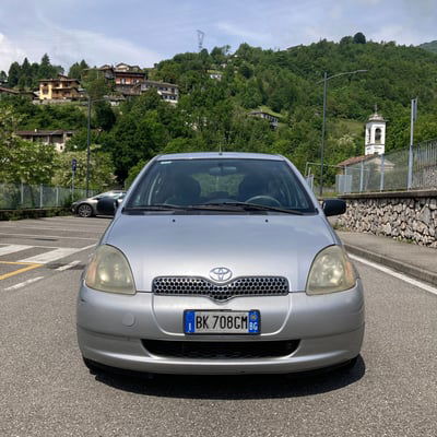 Toyota Yaris 16V cat 5 porte Sol usata