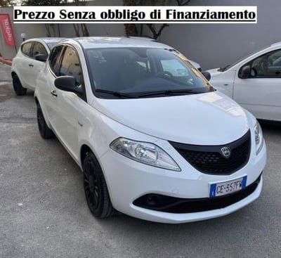 Lancia Ypsilon 1.0 FireFly 5 porte S&S Hybrid Ecochic Silver usata