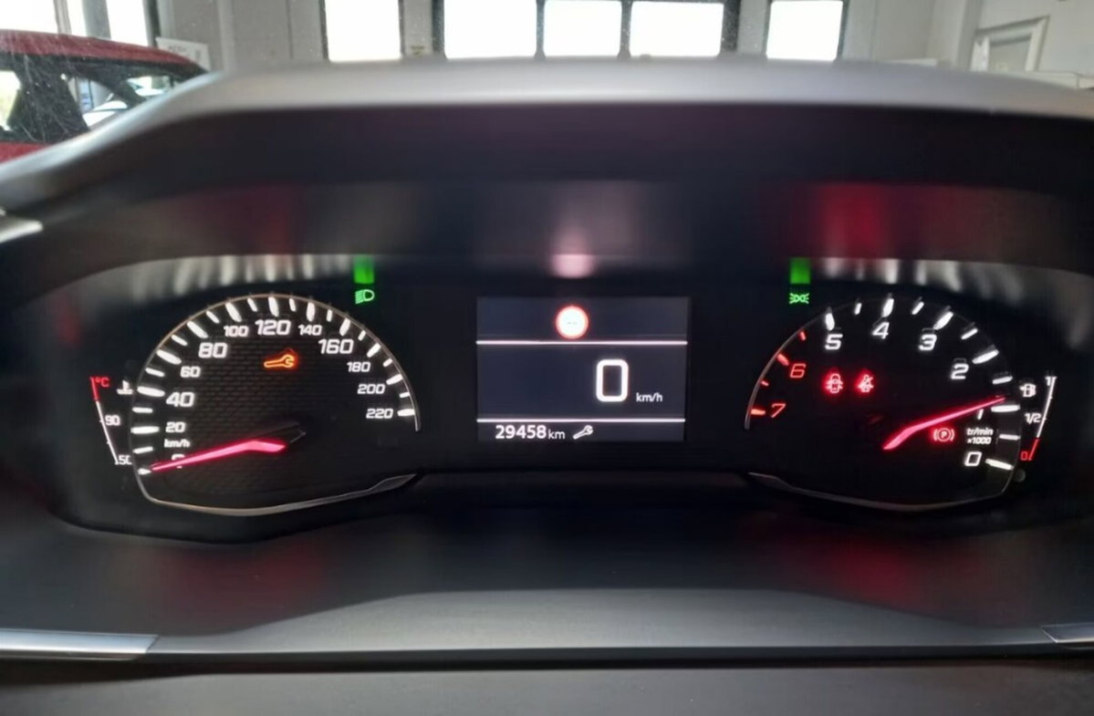 Peugeot 2008 PureTech 100 S&S Active (9)
