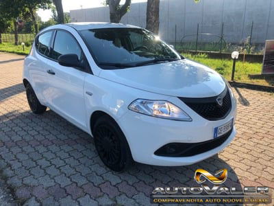 Lancia Ypsilon 1.0 FireFly 5 porte S&S Hybrid Ecochic Silver usata