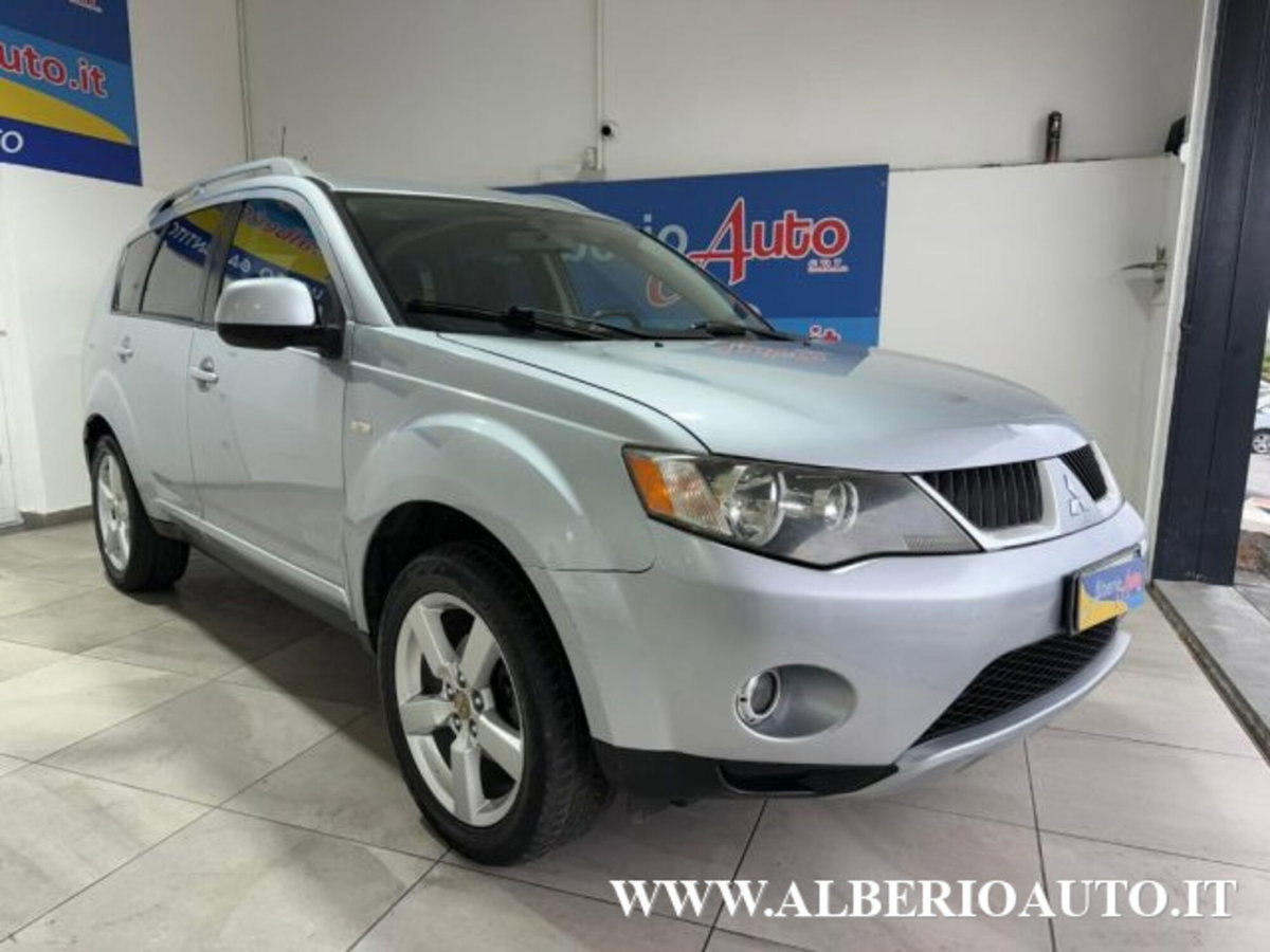 Mitsubishi Outlander 2.0 DI-D Instyle 7 p.ti DPF (2)