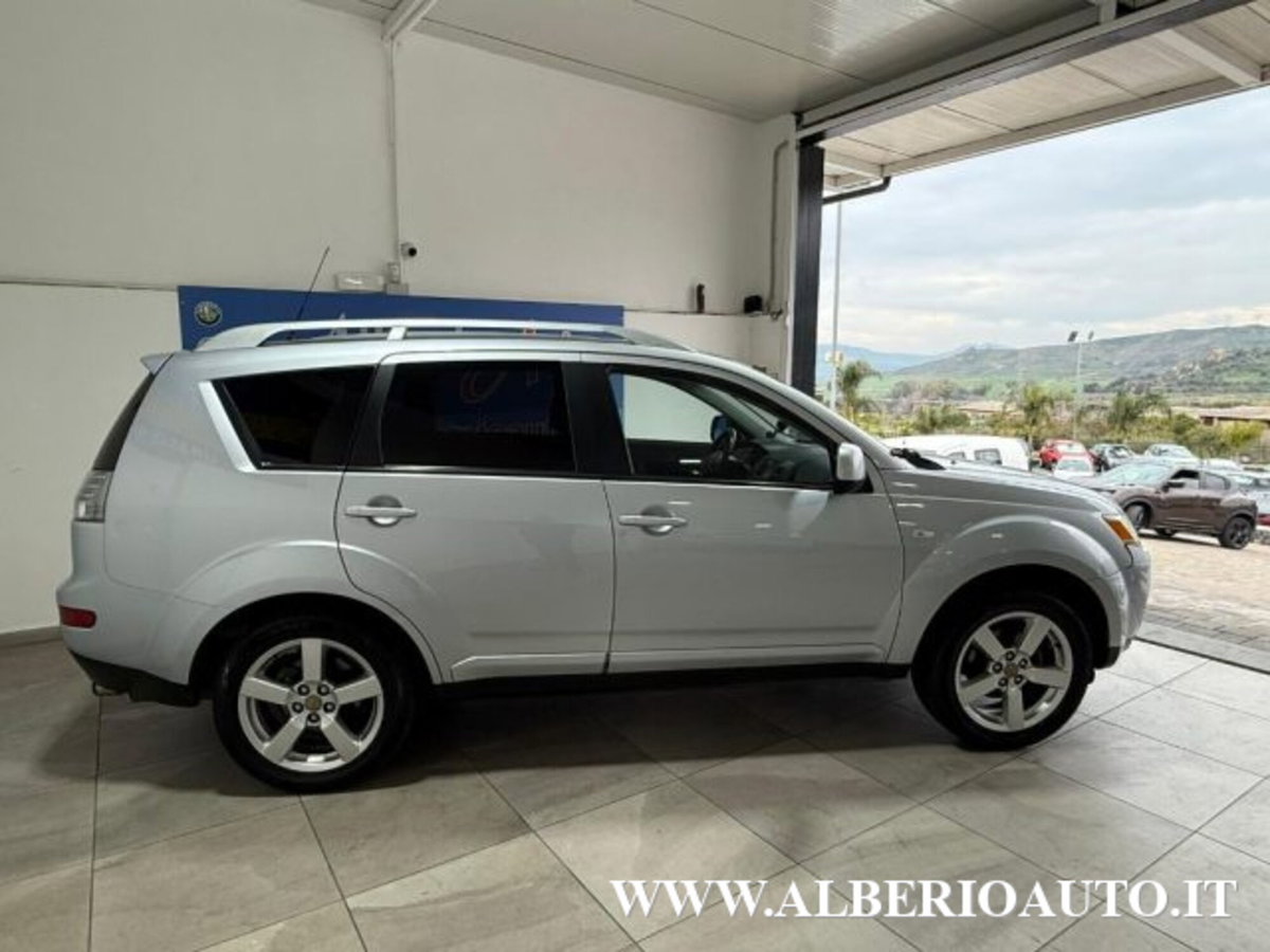 Mitsubishi Outlander 2.0 DI-D Instyle 7 p.ti DPF (4)