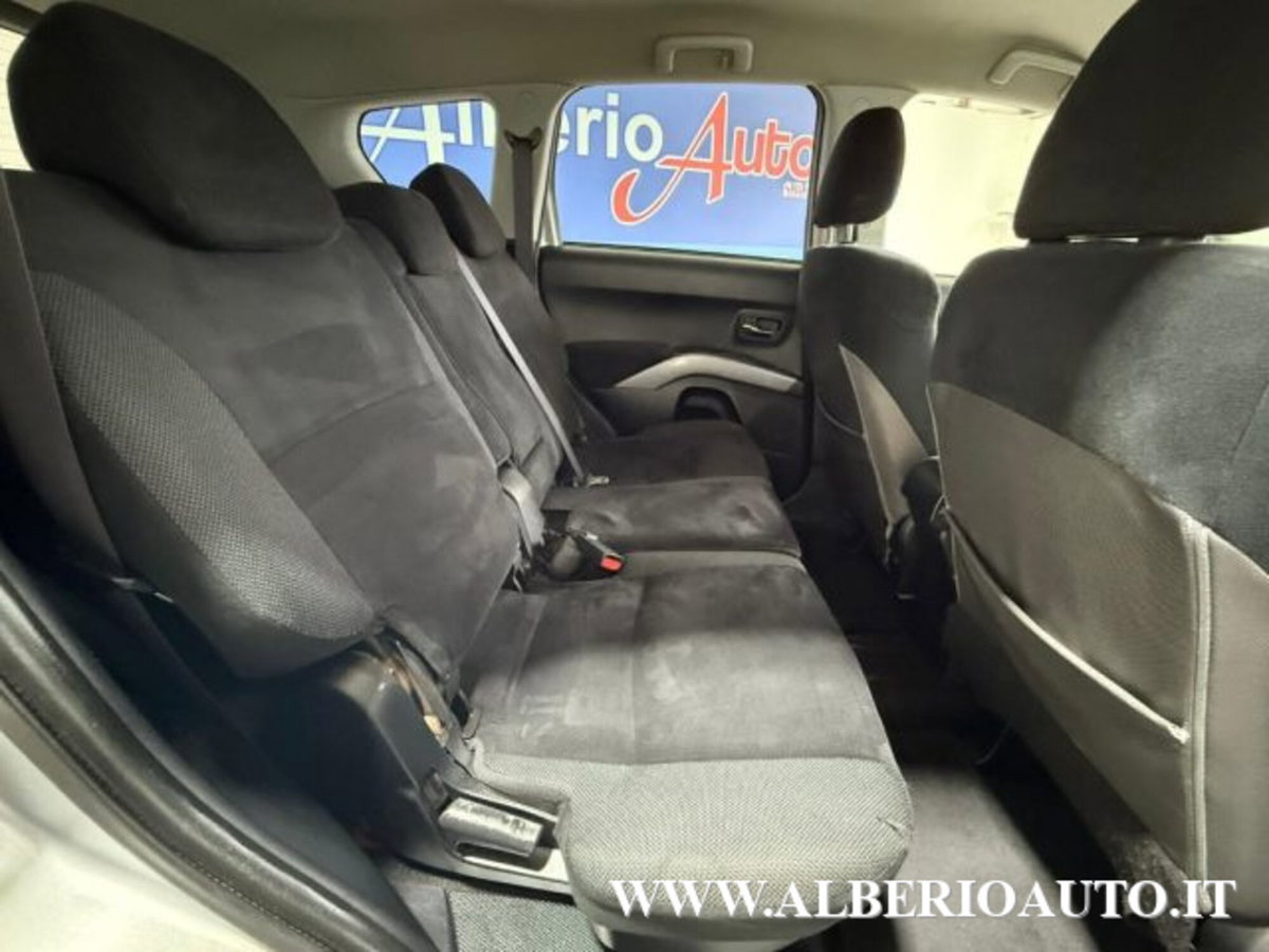Mitsubishi Outlander 2.0 DI-D Instyle 7 p.ti DPF (8)