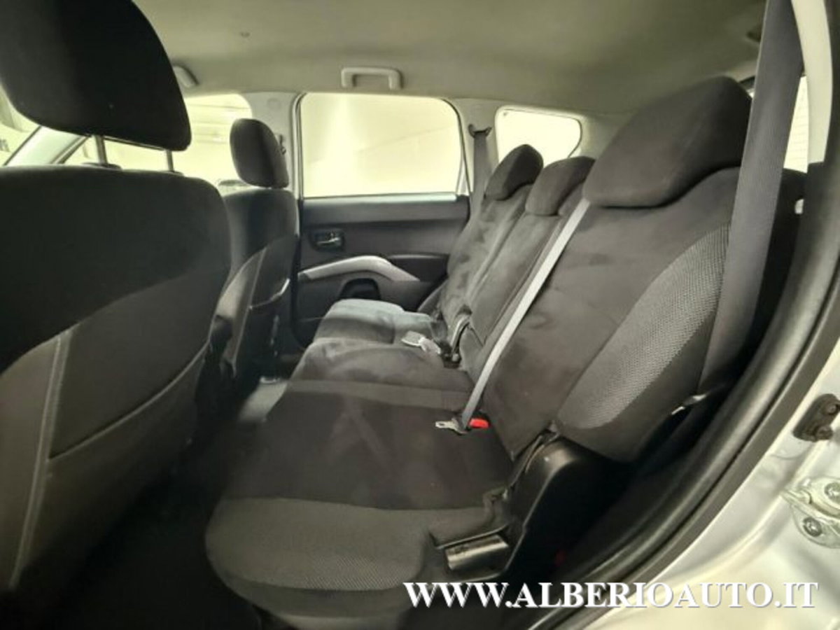 Mitsubishi Outlander 2.0 DI-D Instyle 7 p.ti DPF (9)