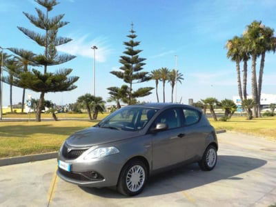 Lancia Ypsilon 1.0 FireFly 5 porte S&S Hybrid Ecochic Silver usata
