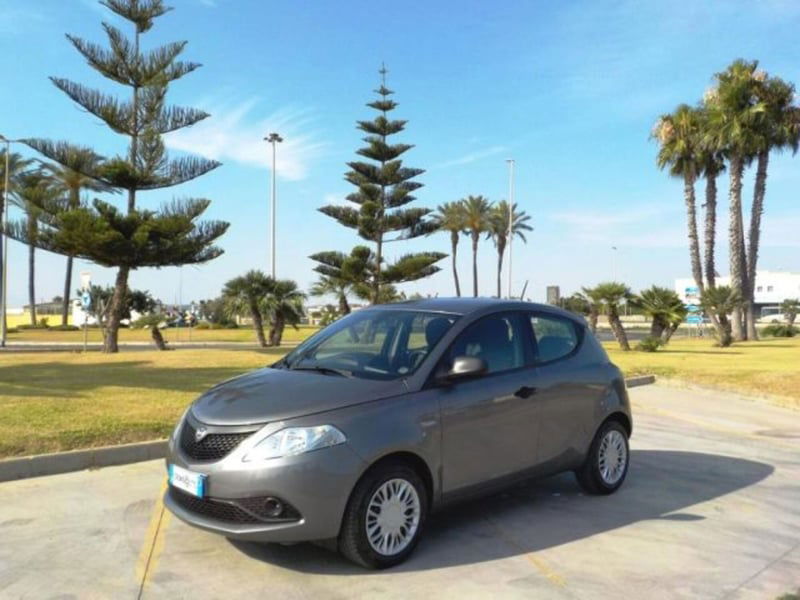 Lancia Ypsilon 1.0 FireFly 5 porte S&S Hybrid Ecochic Silver