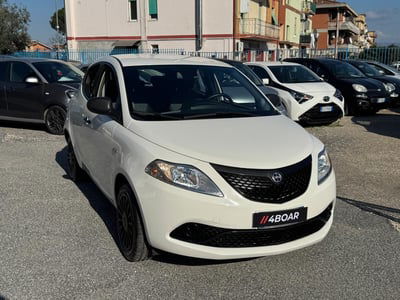 Lancia Ypsilon 1.0 FireFly 5 porte S&S Hybrid Ecochic Silver usata