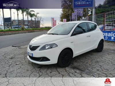 Lancia Ypsilon 1.0 FireFly 5 porte S&S Hybrid Ecochic Silver usata
