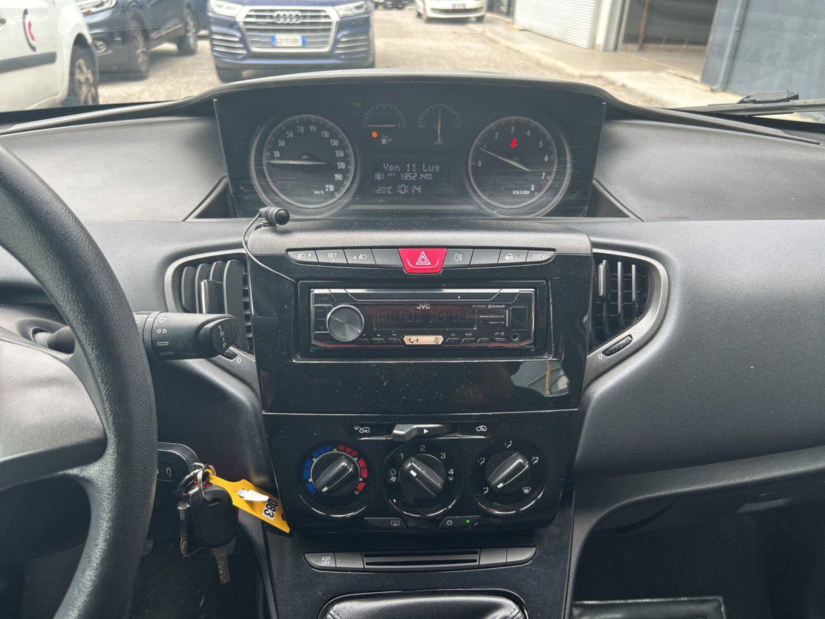 Lancia Ypsilon 1.2 69 CV 5 porte Mya (12)