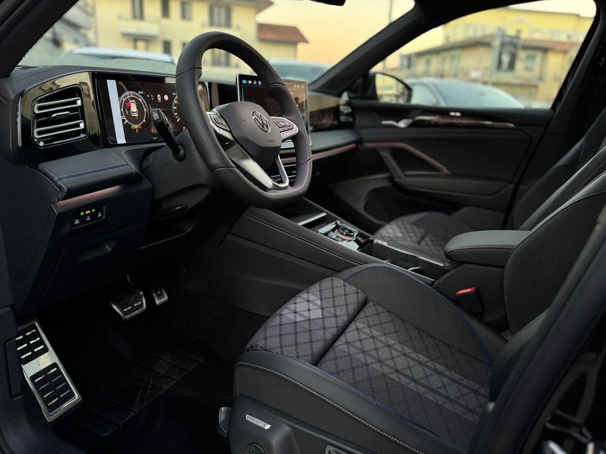 Volkswagen Tiguan 2.0 tdi R-Line 150cv dsg (9)