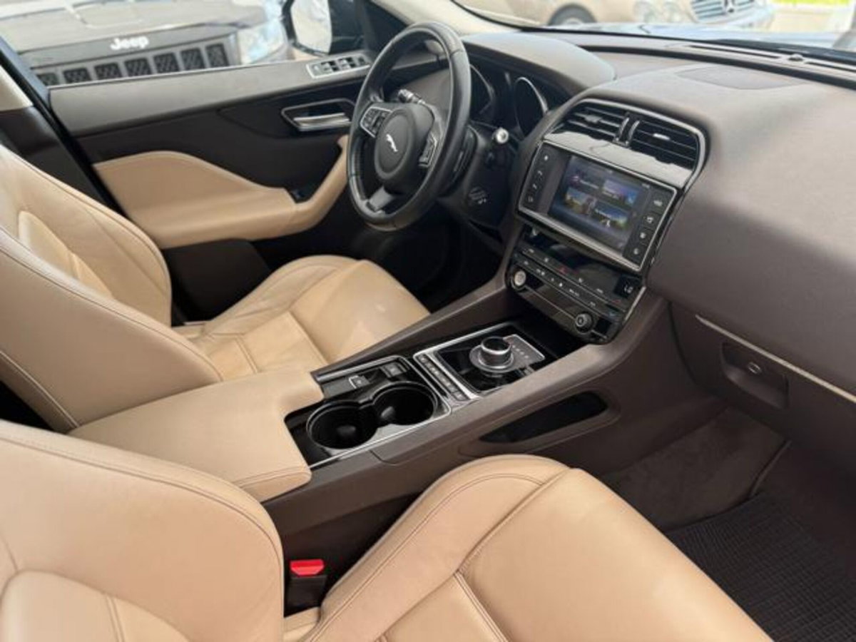 Jaguar F-Pace 2.0 D 180 CV AWD Prestige (10)