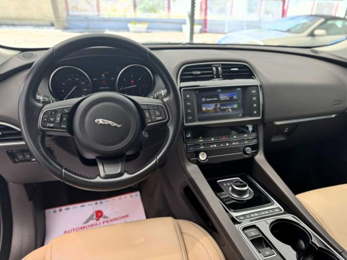 Jaguar F-Pace 2.0 D 180 CV AWD Prestige (19)