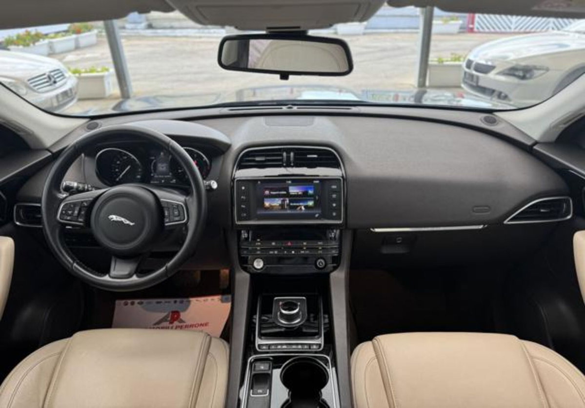 Jaguar F-Pace 2.0 D 180 CV AWD Prestige (7)