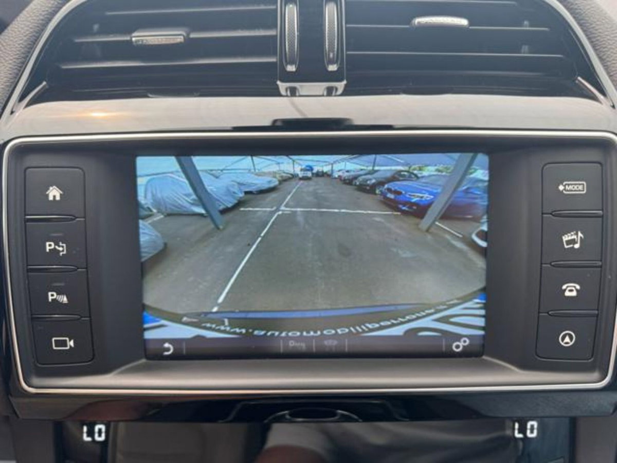 Jaguar F-Pace 2.0 D 180 CV AWD Prestige (8)