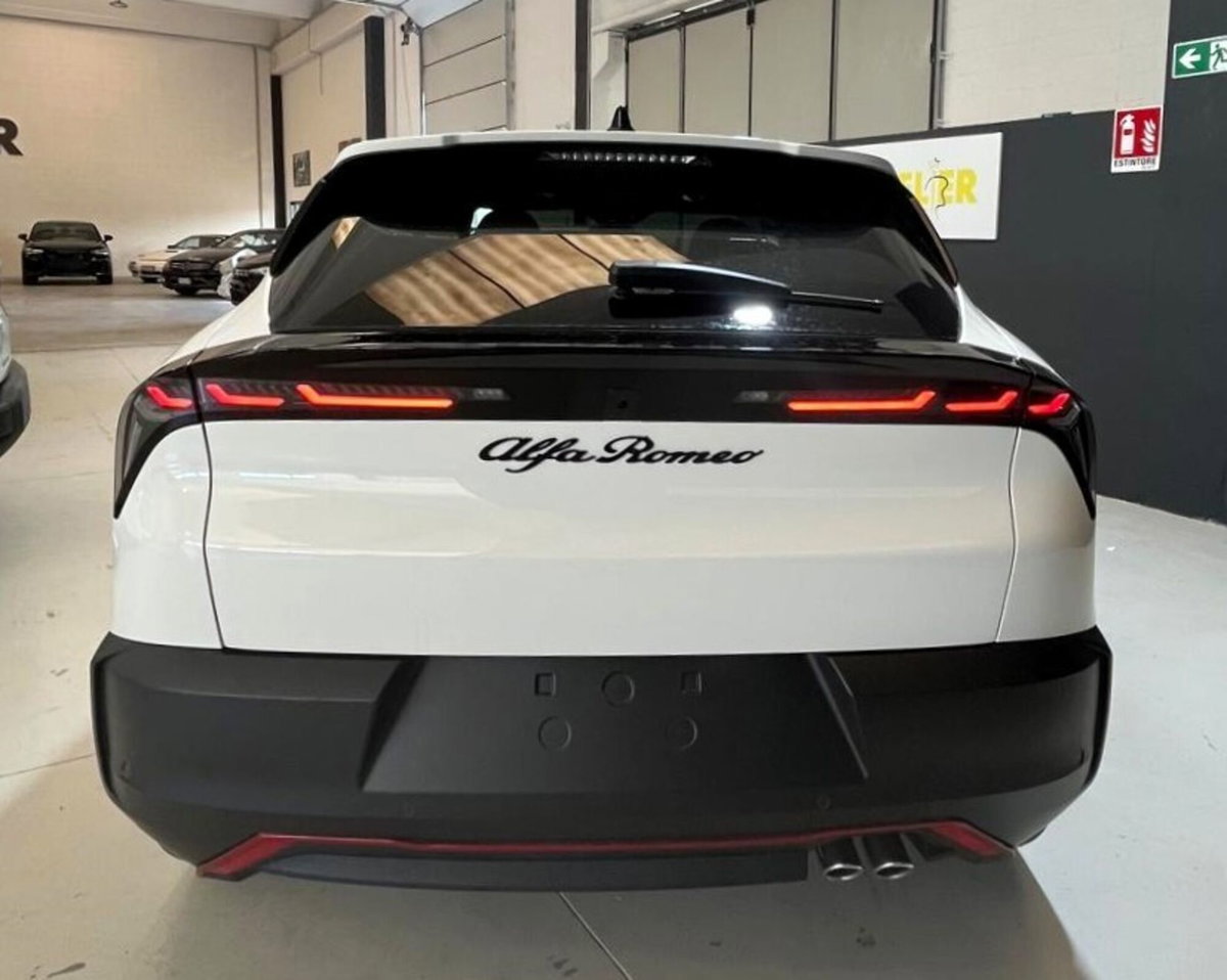 Alfa Romeo Junior 1.2 ibrida Speciale 145cv edct6 (7)