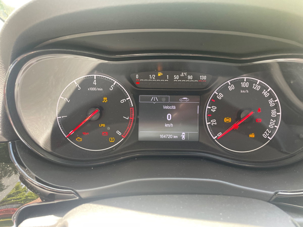 Opel Corsa 1.4 90CV GPL Tech 5 porte Black Edition (13)