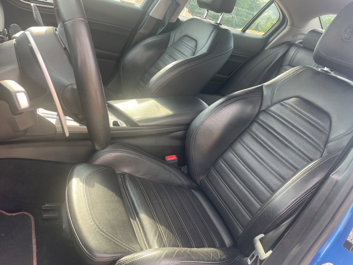 Alfa Romeo Giulia 2.2 Turbodiesel 210 CV AT8 AWD Q4 Veloce (13)