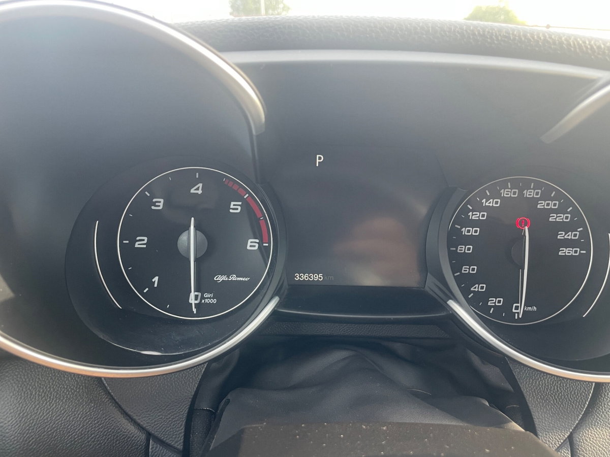 Alfa Romeo Giulia 2.2 Turbodiesel 210 CV AT8 AWD Q4 Veloce (17)