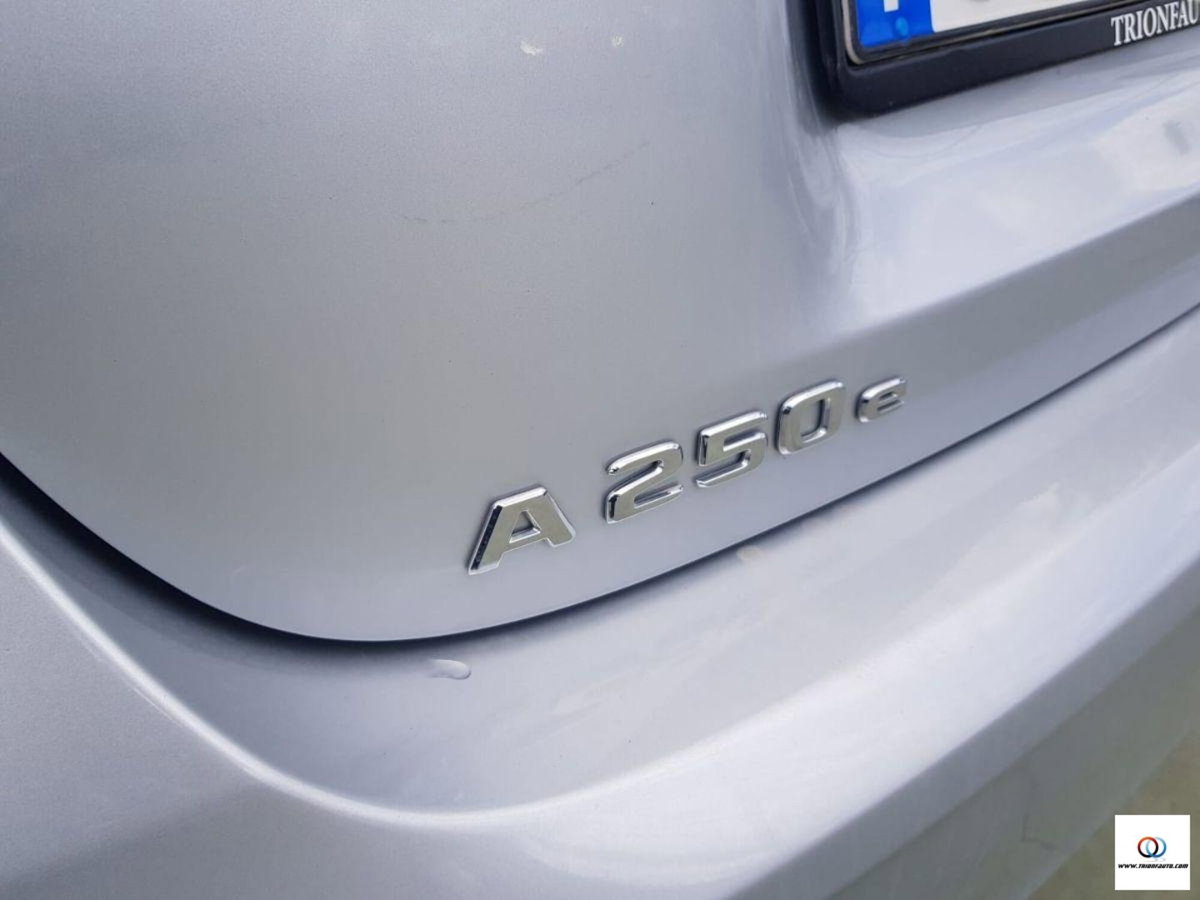 Mercedes-Benz Classe A 250 e Automatic EQ-Power Premium (10)