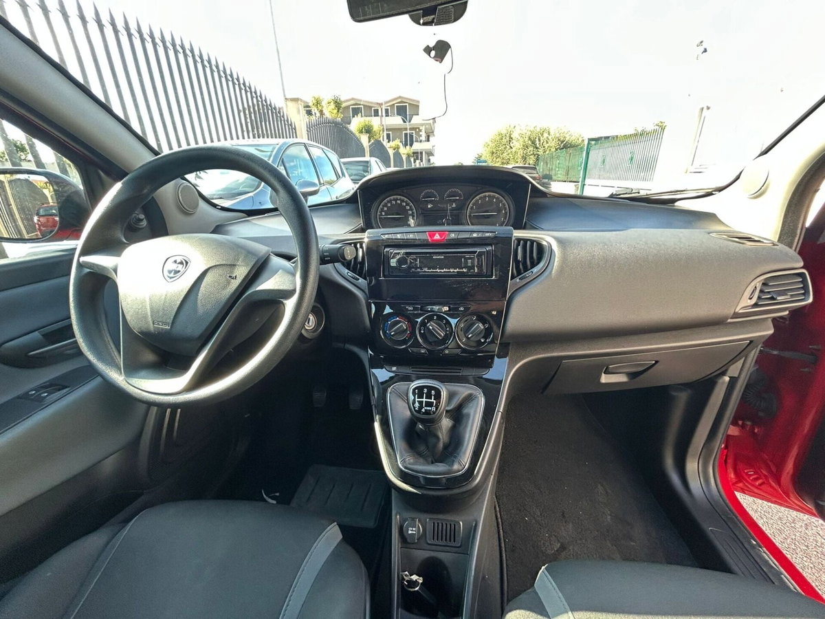 Lancia Ypsilon 1.2 69 CV 5 porte Gold (16)