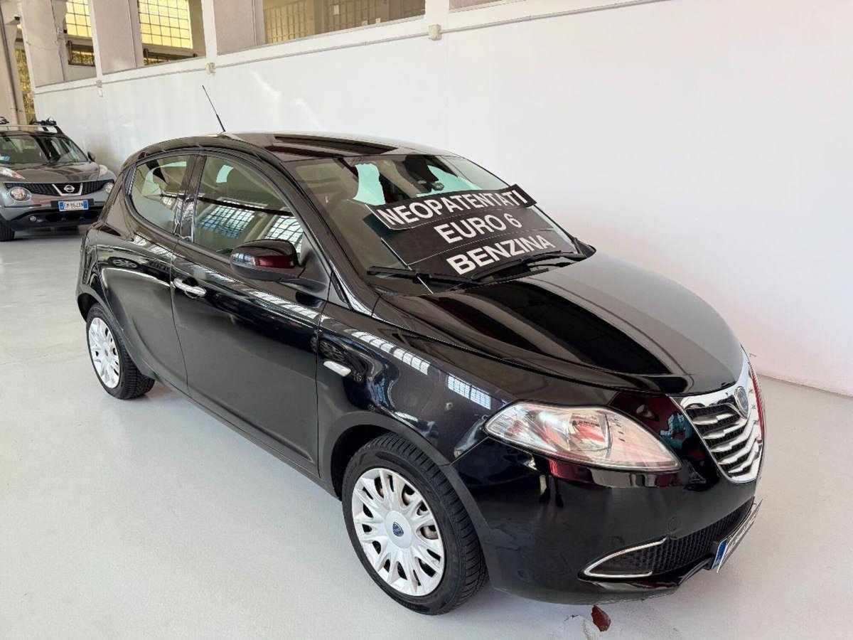 Lancia Ypsilon 1.2 69 CV 5 porte Platinum (3)