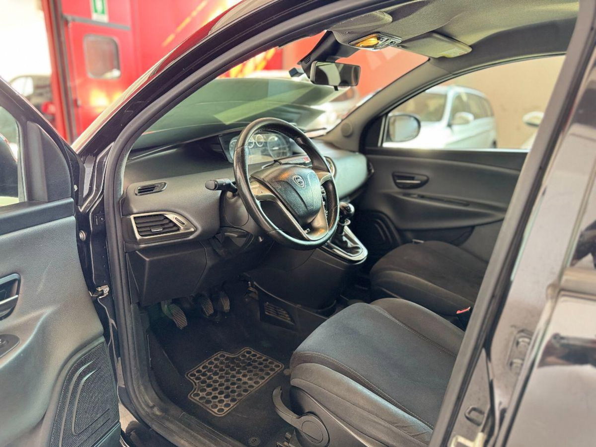 Lancia Ypsilon 1.2 69 CV 5 porte Platinum (4)