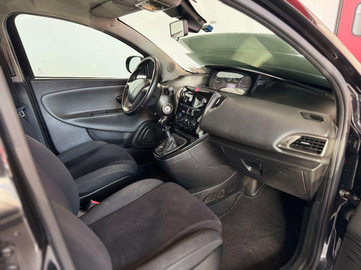 Lancia Ypsilon 1.2 69 CV 5 porte Platinum (5)