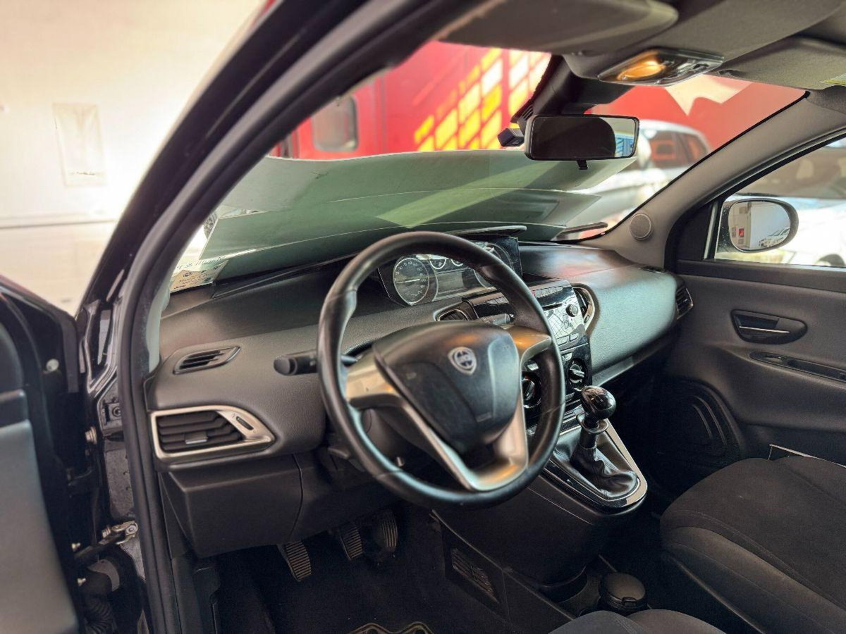 Lancia Ypsilon 1.2 69 CV 5 porte Platinum (6)