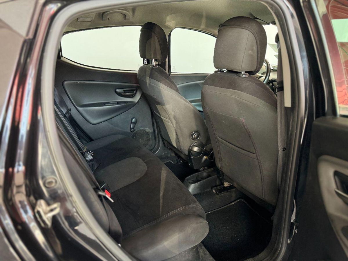 Lancia Ypsilon 1.2 69 CV 5 porte Platinum (8)