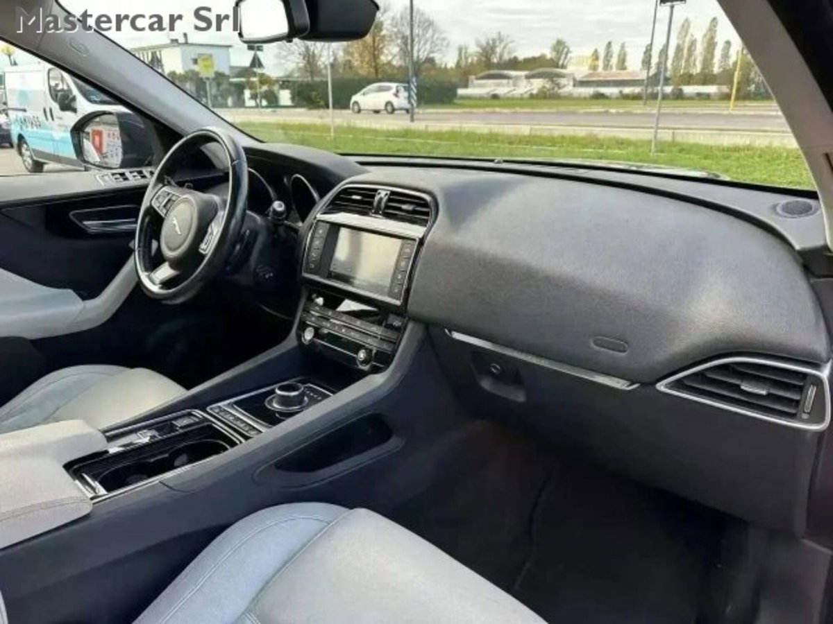 Jaguar F-Pace 2.0 D 180 CV AWD Prestige (10)