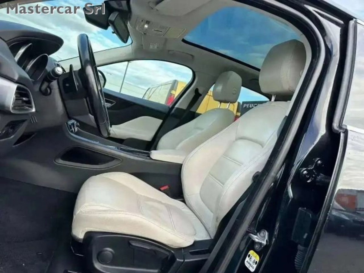 Jaguar F-Pace 2.0 D 180 CV AWD Prestige (12)