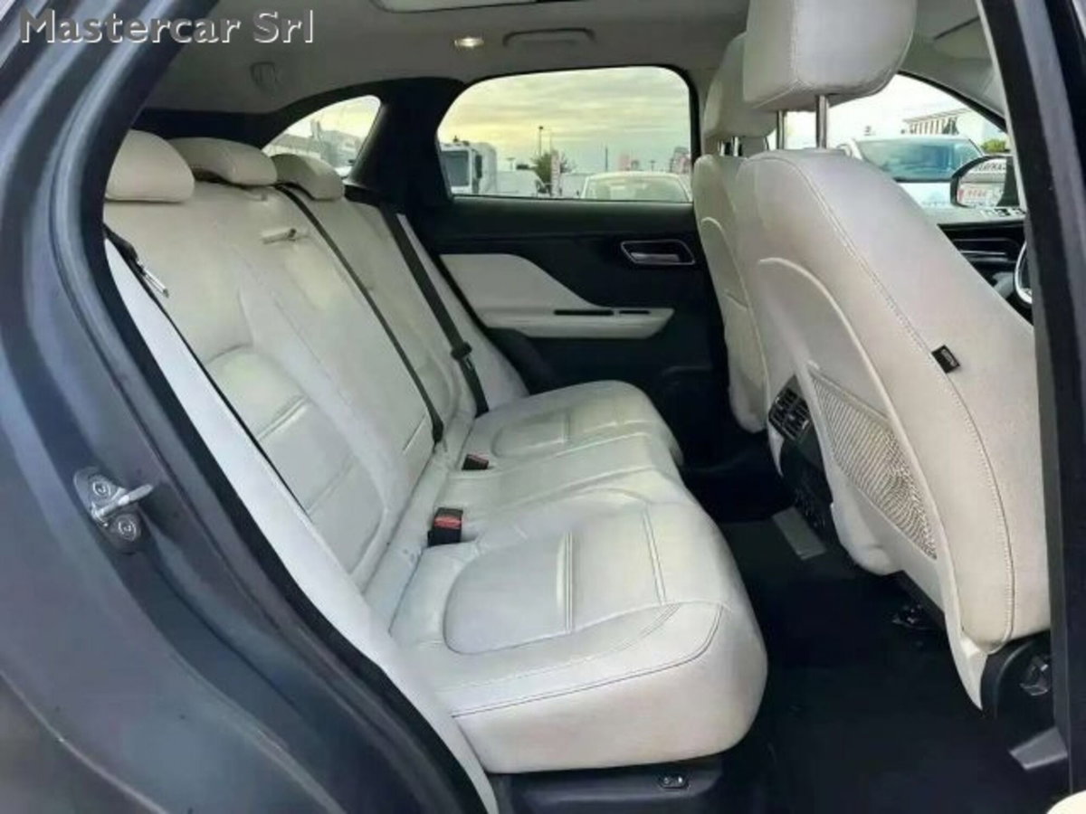 Jaguar F-Pace 2.0 D 180 CV AWD Prestige (13)
