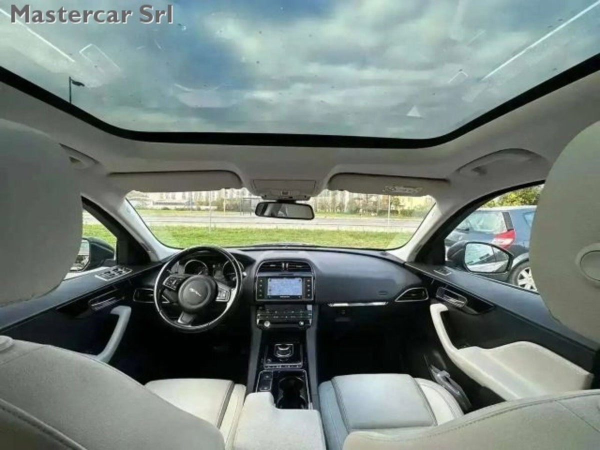 Jaguar F-Pace 2.0 D 180 CV AWD Prestige (8)