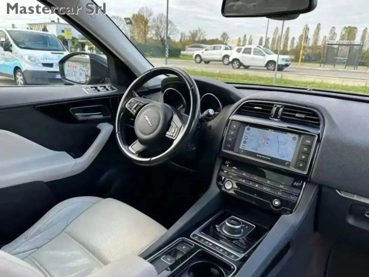 Jaguar F-Pace 2.0 D 180 CV AWD Prestige (9)