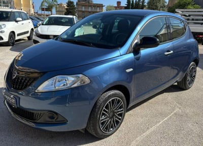 Lancia Ypsilon 1.0 FireFly 5 porte S&S Hybrid Ecochic Silver usata