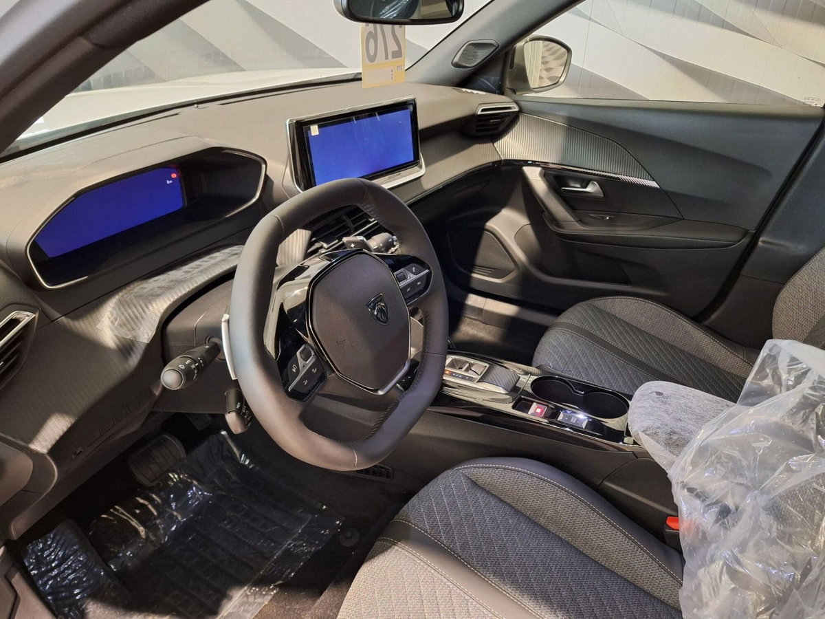Peugeot 2008 motore elettrico 136 CV Allure Pack (8)