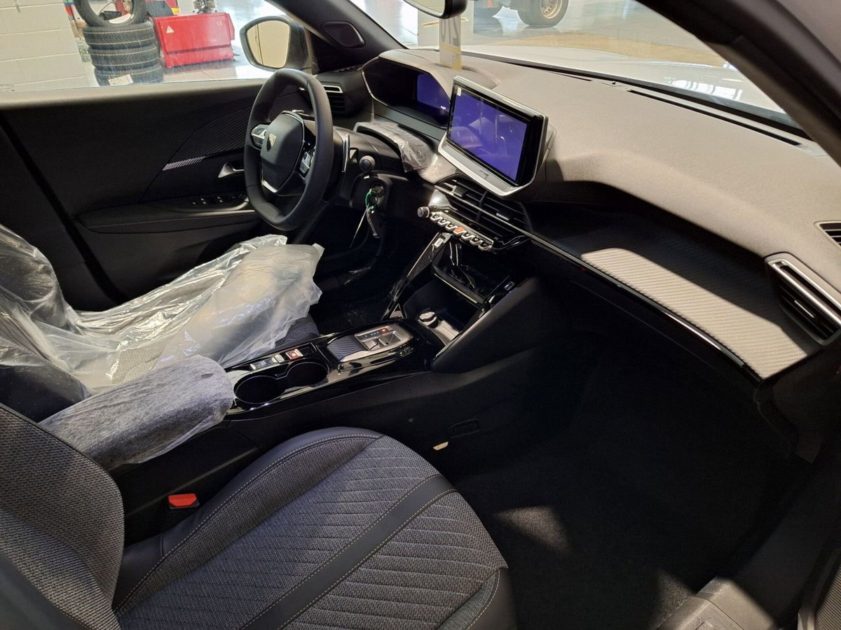 Peugeot 2008 motore elettrico 136 CV Allure Pack (9)