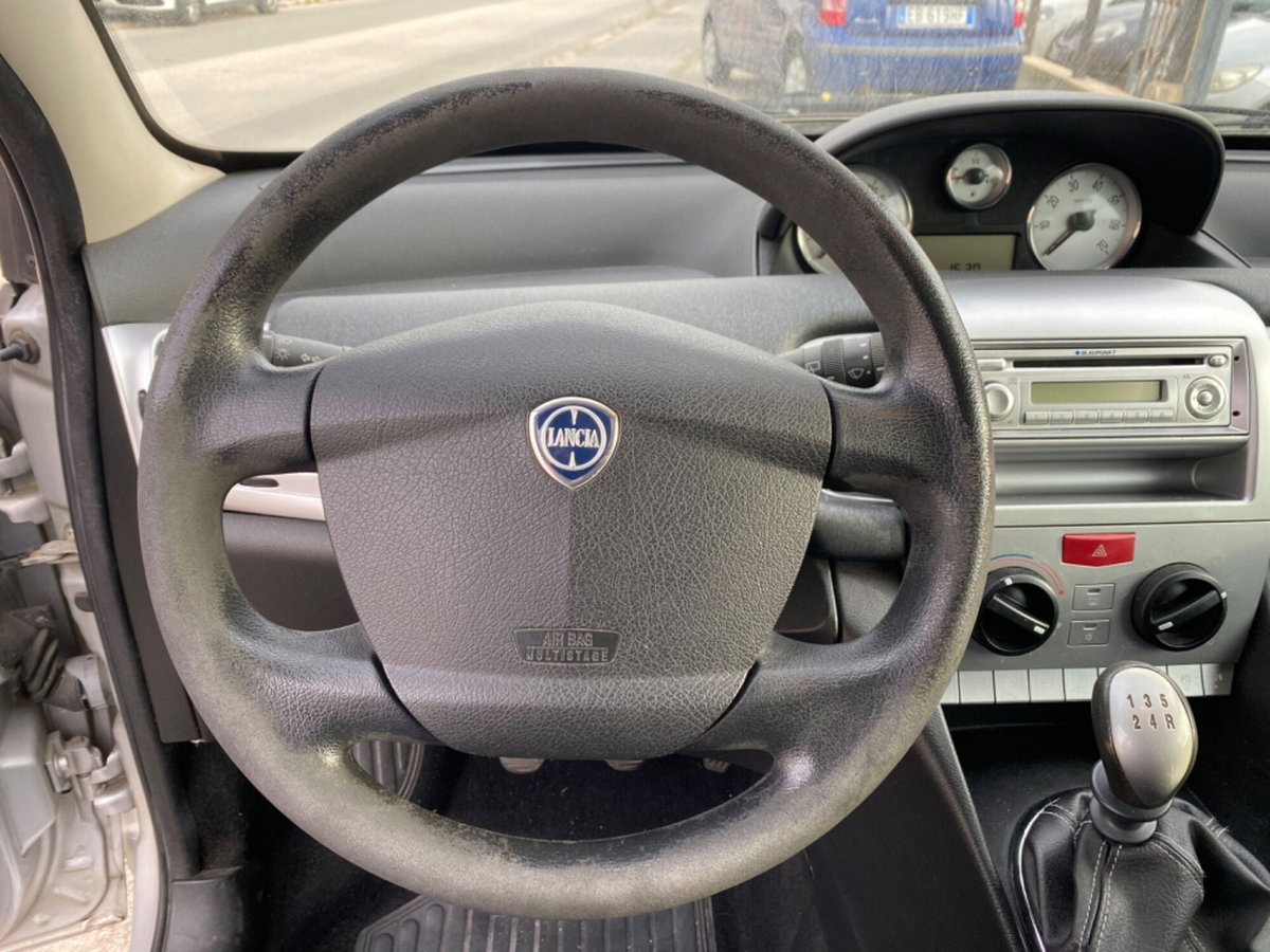Lancia Ypsilon 1.2 69 CV Unyca (10)