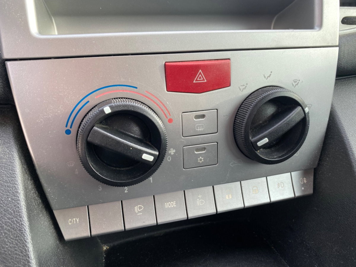 Lancia Ypsilon 1.2 69 CV Unyca (13)