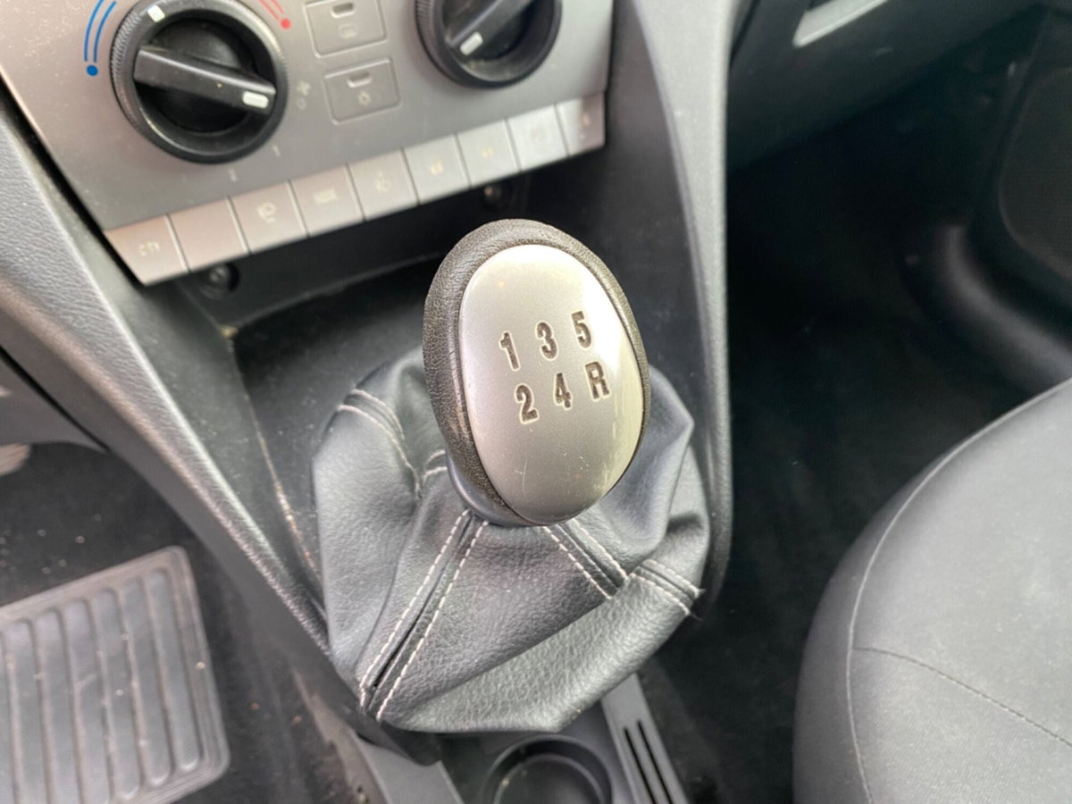 Lancia Ypsilon 1.2 69 CV Unyca (14)