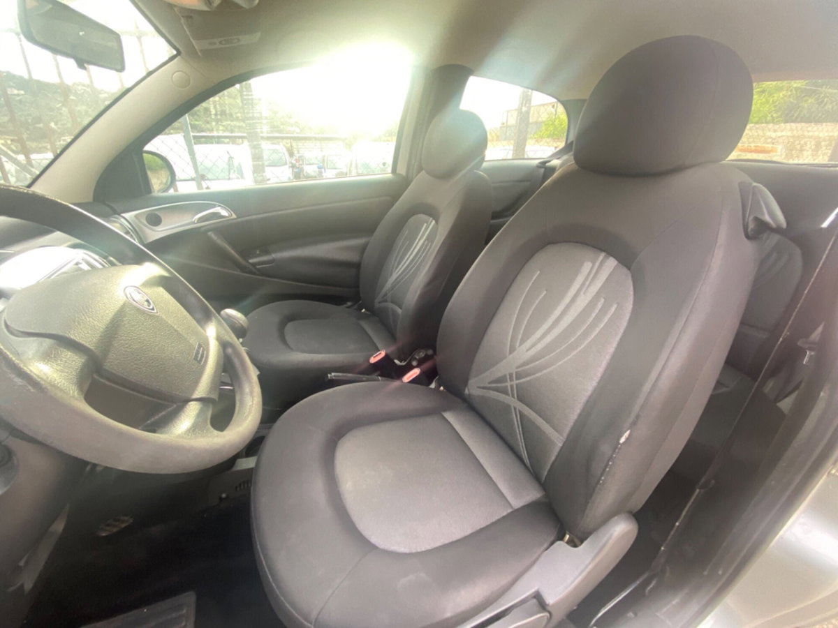 Lancia Ypsilon 1.2 69 CV Unyca (15)