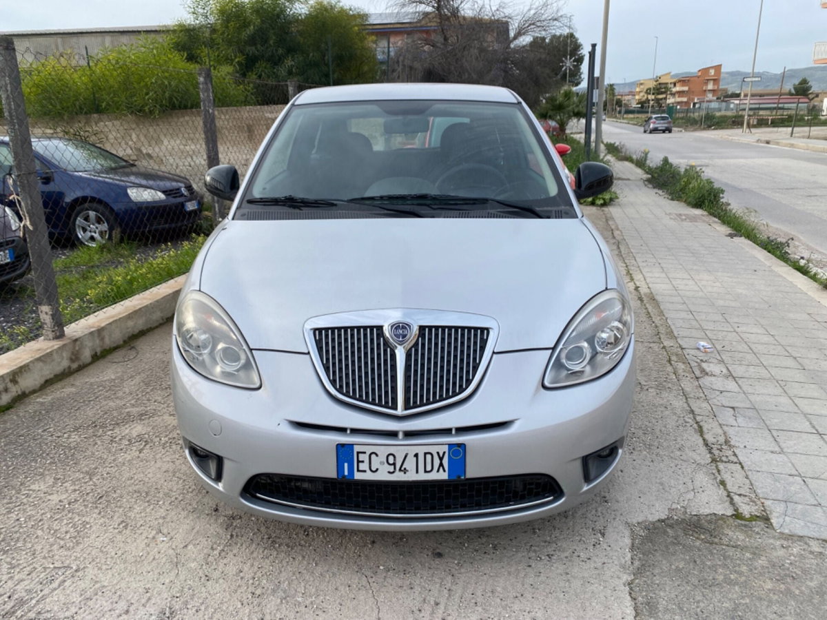 Lancia Ypsilon 1.2 69 CV Unyca (2)