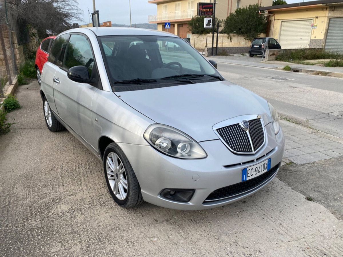 Lancia Ypsilon 1.2 69 CV Unyca (3)