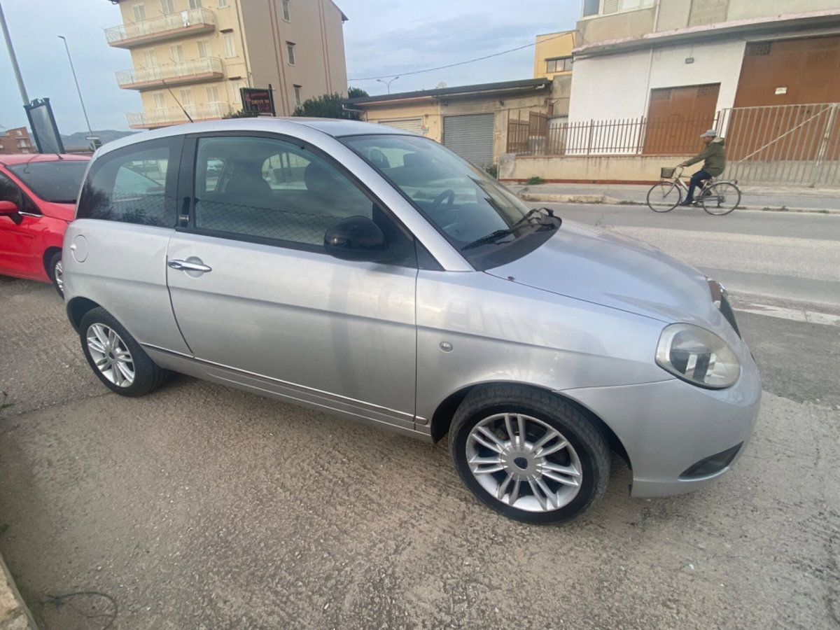 Lancia Ypsilon 1.2 69 CV Unyca (4)